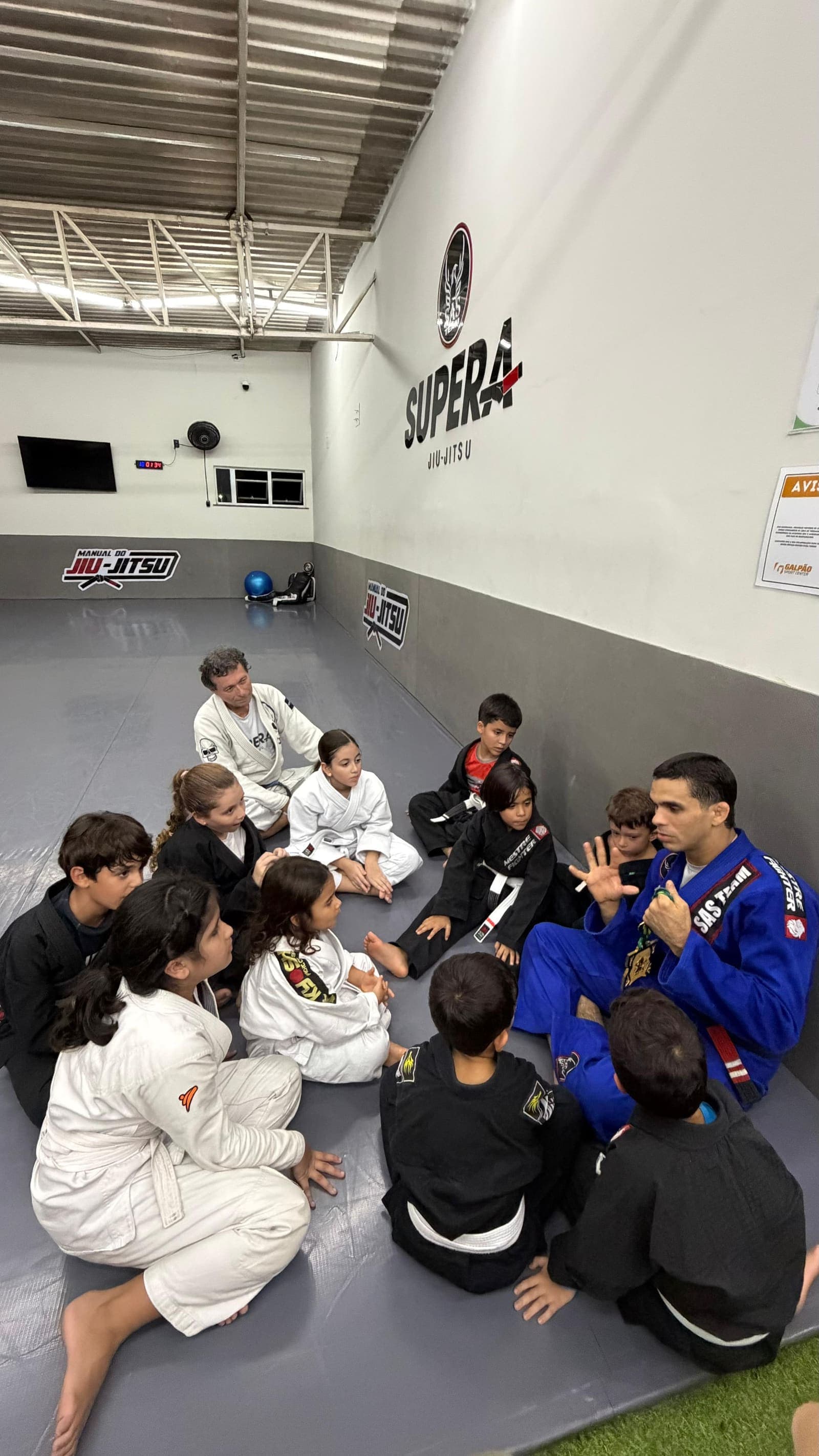 Aula de Jiu-Jitsu infantil em círculo