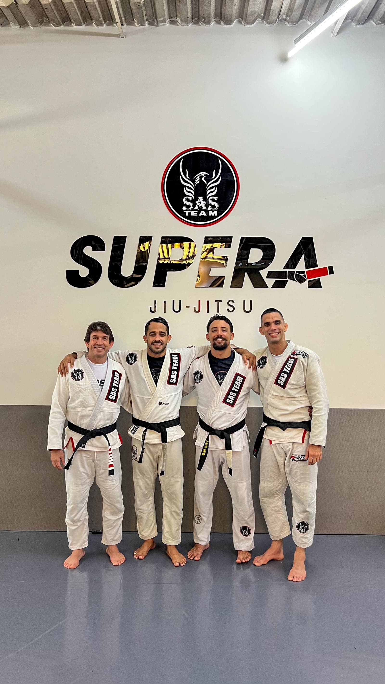 Os quatro professores faixas pretas da Supera Jiu-Jitsu